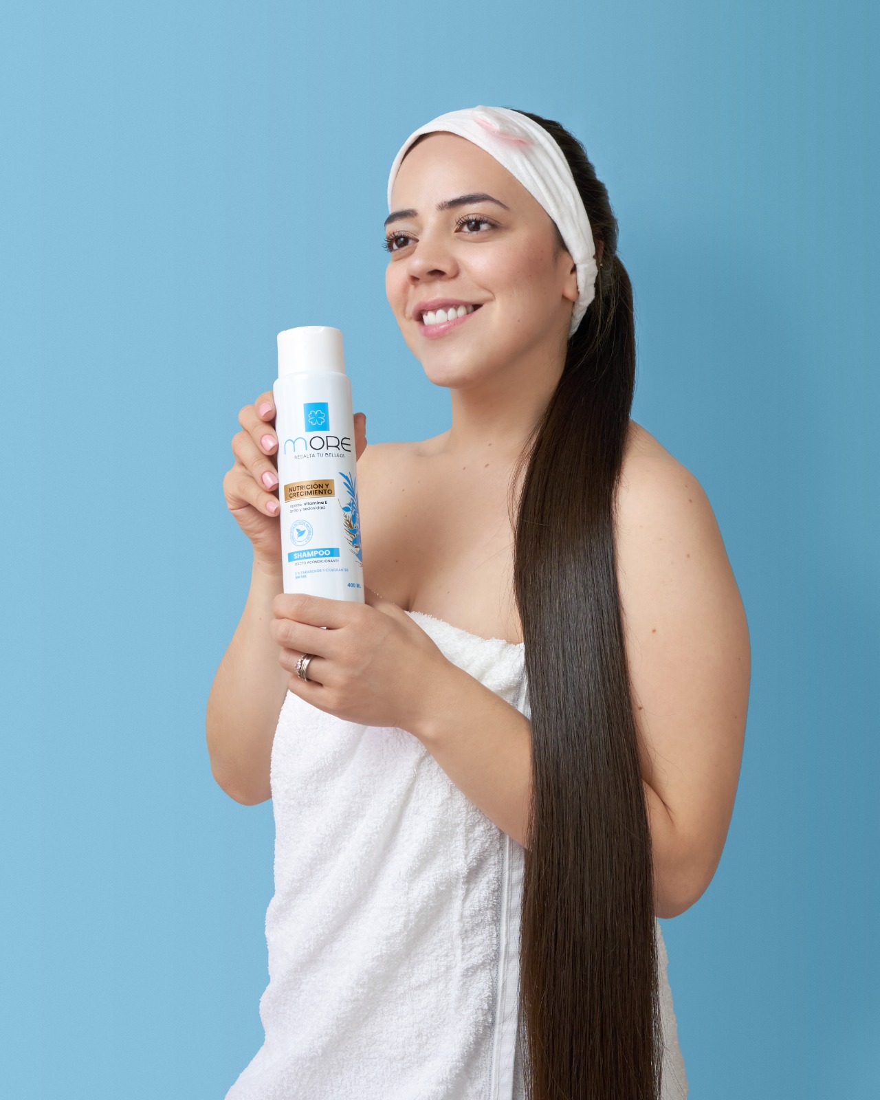 Mujer de cabello largo con el shampoo MORE 400 ml